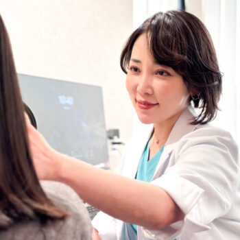 美肌のカウンセリングをする美容皮膚科医　小西医師