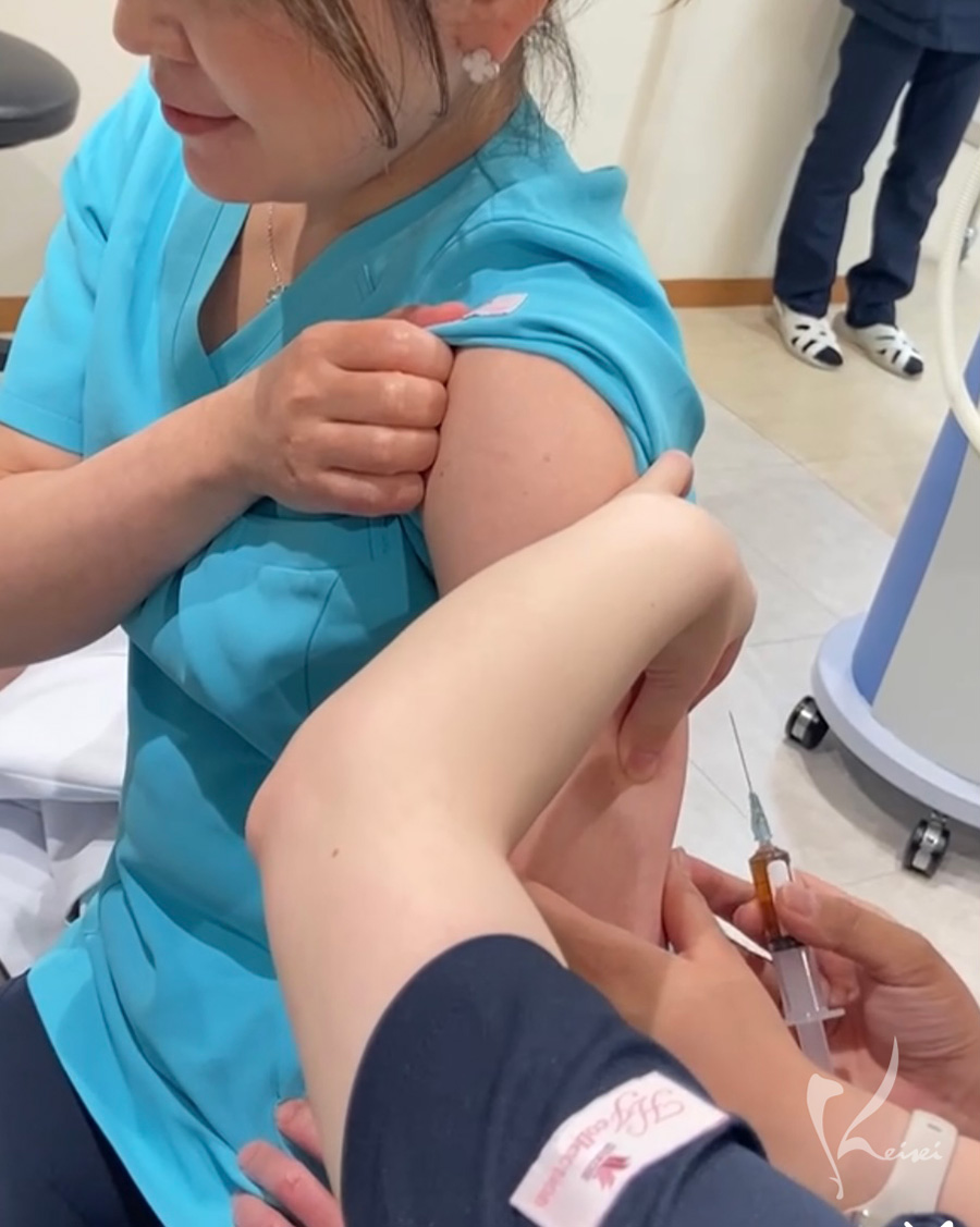 プラセンタの注射を受ける小西医師