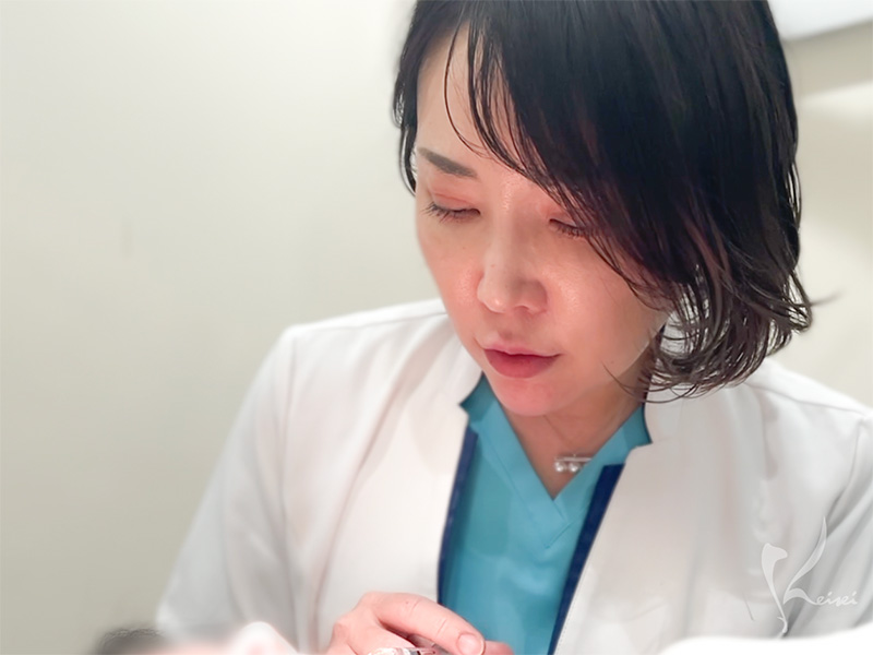 ヒアルロン酸注入している小西医師