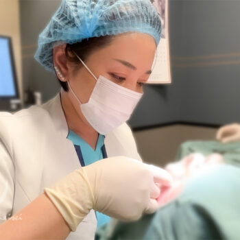 手術中の小西Dr.