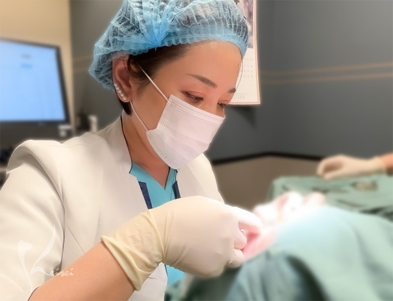 埋没の手術をする小西医師の写真