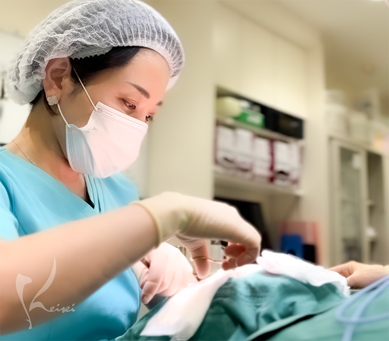 埋没の手術をする小西医師