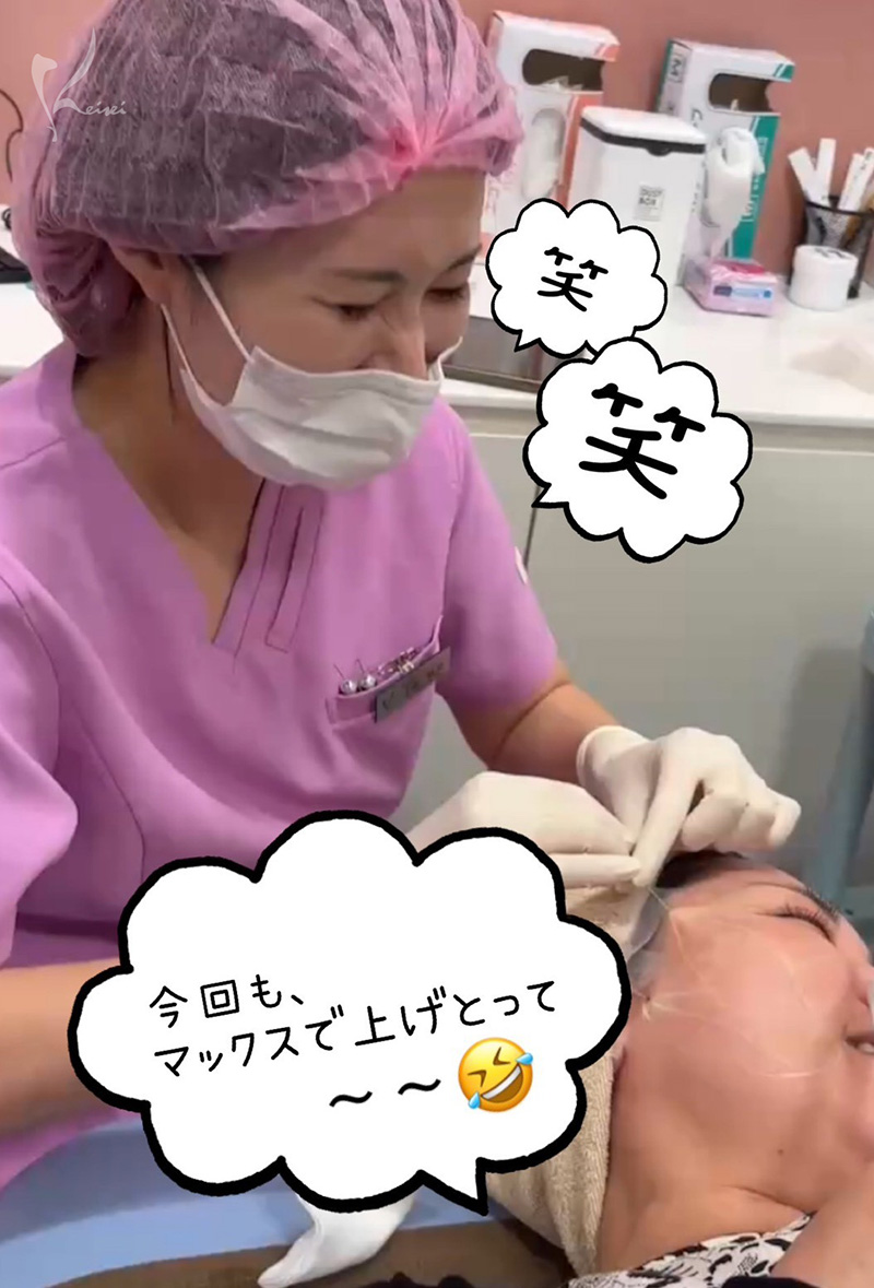 上尾医師に糸リフトを施術してもらう小西医師