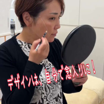 糸リフトのデザインをする小西Dr.