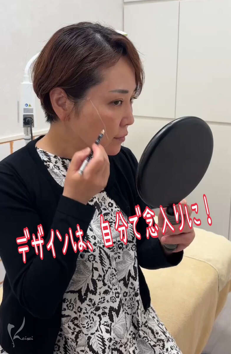 糸リフトのデザインをする小西医師