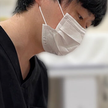 ほくろの状態を見る田中医師