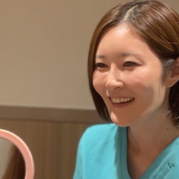 二重まぶたの相談を受ける上尾医師