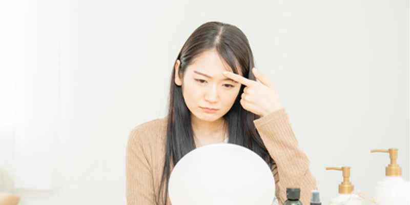 おでこのシワを気にする女性