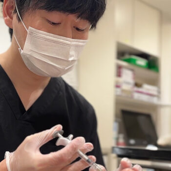 ボトックス注入する田中医師