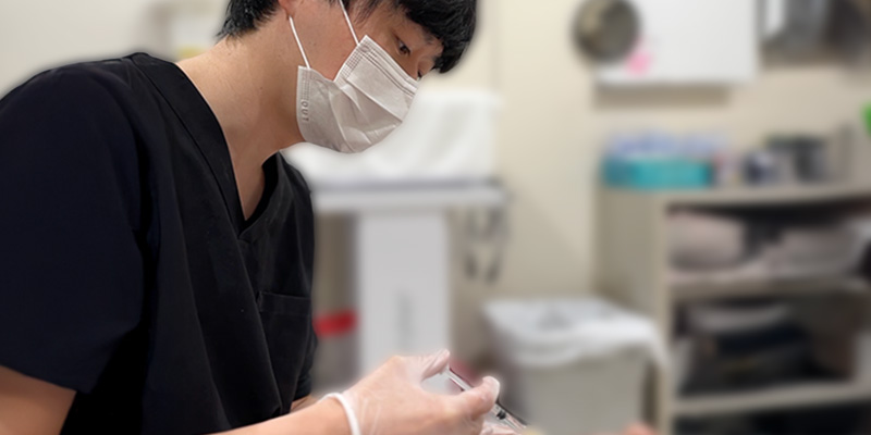 シワ改善治療をする医師のイメージ