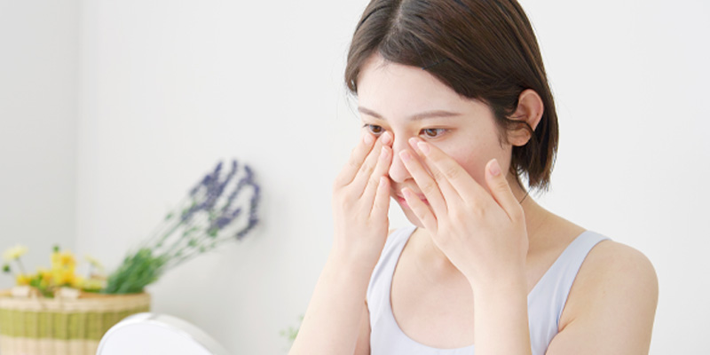 二重幅や食い込みの状態を確認する目元