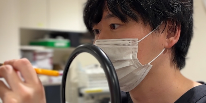 二重整形修正について医師に相談する様子