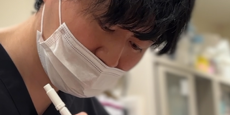 片目だけ二重整形後のダウンタイム経過を確認するイメージ