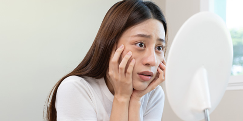 片目だけの埋没法と切開法、両目の二重整形を比較するイメージ