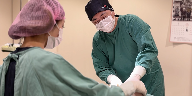 医師がふくらはぎの脂肪と筋肉の状態を確認するイメージ