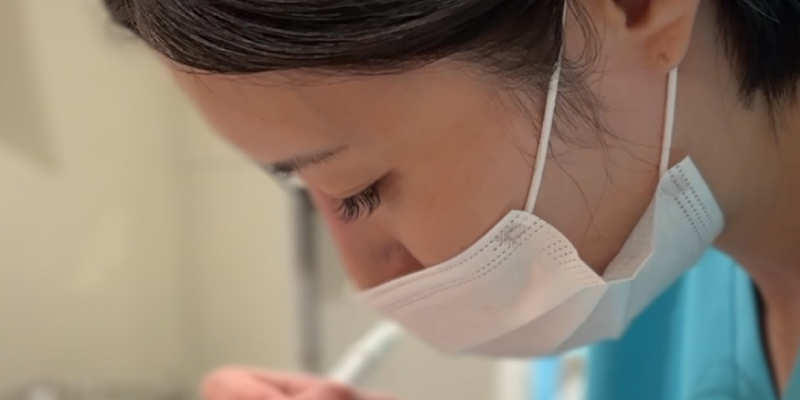 ララピールの適応を医師に相談する女性
