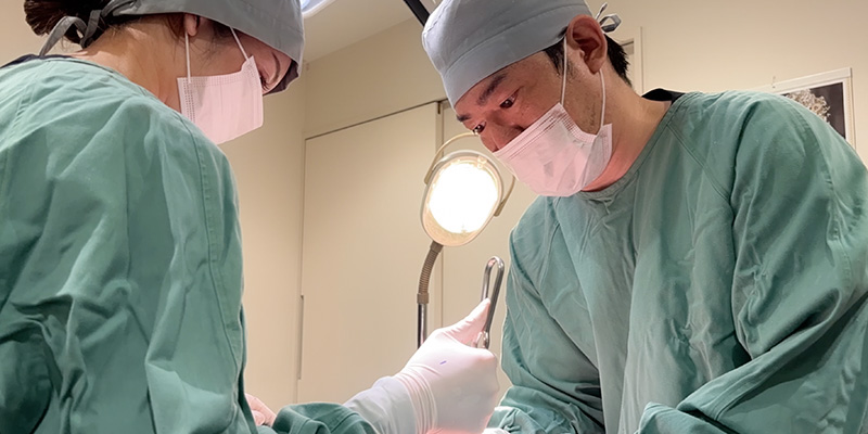豊胸治療をする医師のイメージ