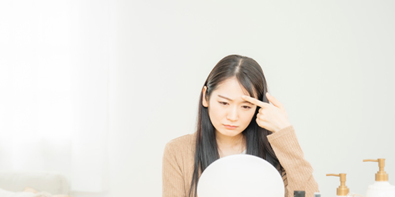 目が開きにくい女性のイメージ