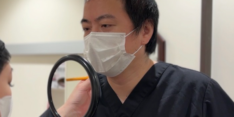 二重整形後の違和感について医師へ相談するイメージ