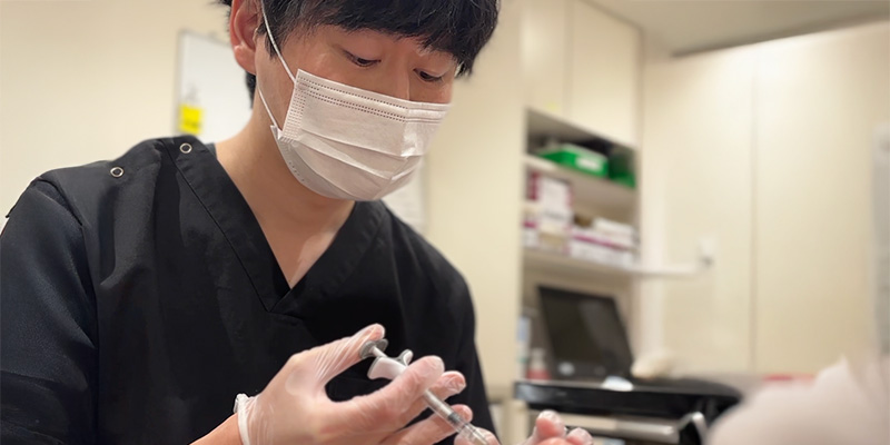 ヒアルロン酸注入後に起こり得る症状とリスクを説明する医師のイメージ