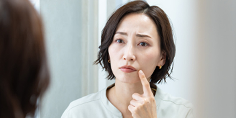 ほうれい線の位置と鼻唇溝を示す女性の口元