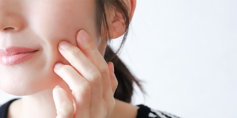 顔の脂肪吸引と糸リフトの治療目的を比較するイメージ