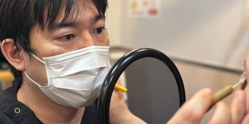二重整形でまぶたの厚みと左右差を確認する医師のイメージ