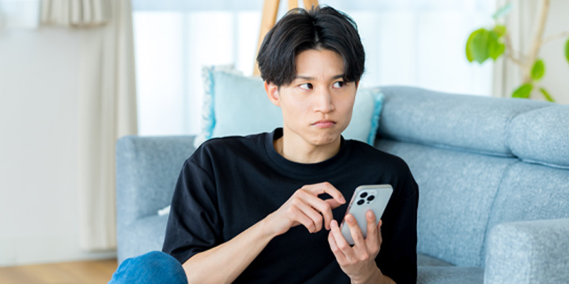 ヒゲ脱毛の照射範囲と料金を確認する男性