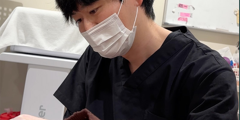 ヒゲ脱毛について説明する医師