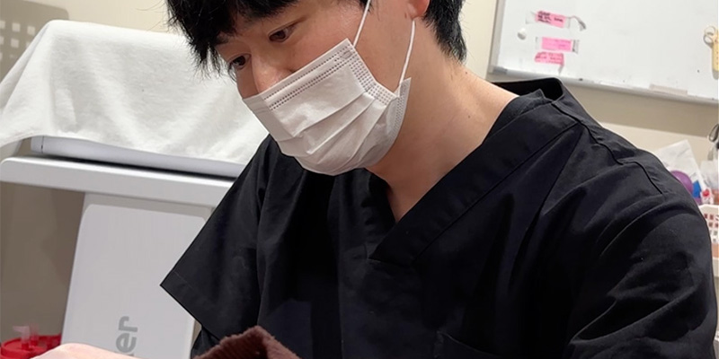 男性が医療脱毛について医師に相談するイメージ