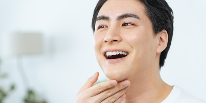 男性がヒゲ脱毛を受けるイメージ
