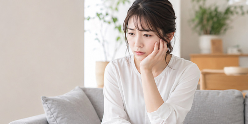 二重埋没法を不安に思う女性のイメージ