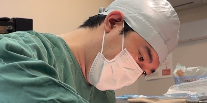 脂肪注入豊胸の施術方法を説明する菅野医師