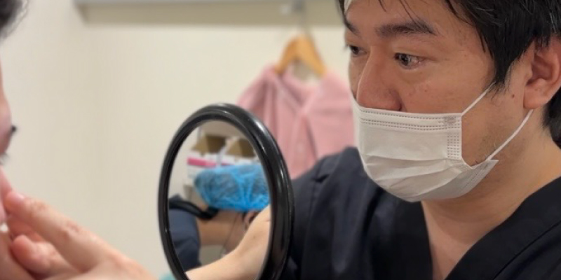 目頭切開の診察を行う医師のイメージ