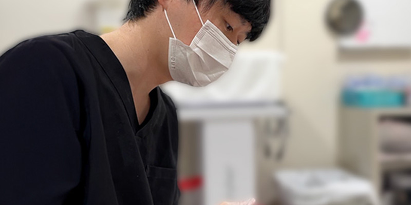 医師が足の毛質と肌状態を確認する診察イメージ