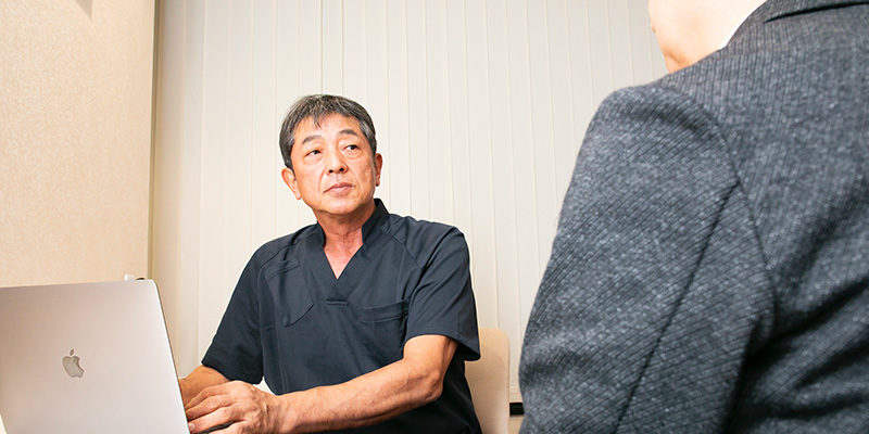 恵聖会クリニックで長茎手術の診察を行うイメージ