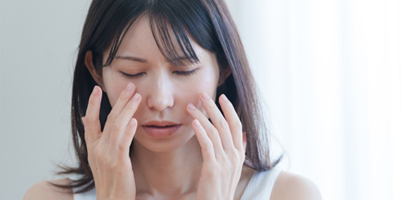 埋没法のダウンタイム中に目周りに違和感を覚えるイメージ