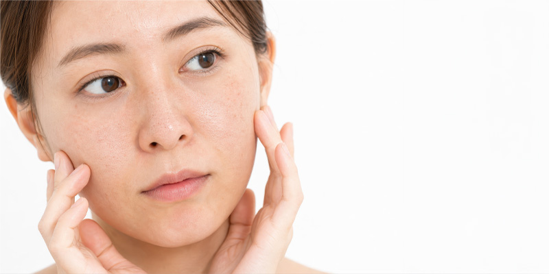 糸リフトが向いていなくて残念がる女性のイメージ