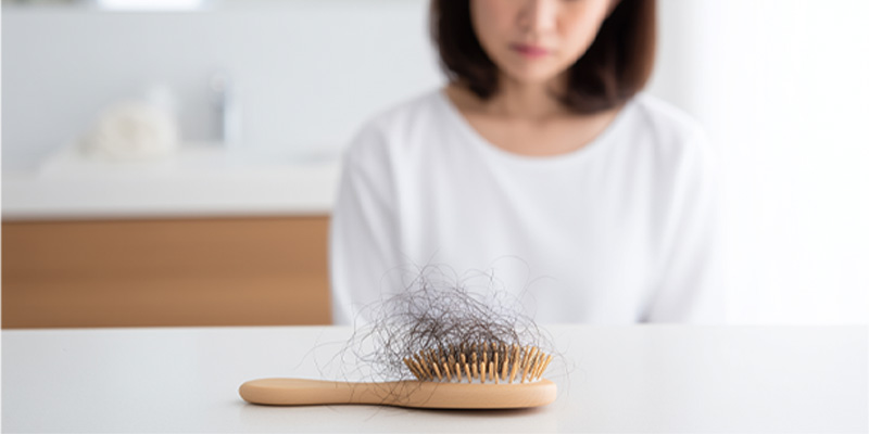女性の抜け毛に対する医療的な診察と治療のイメージ