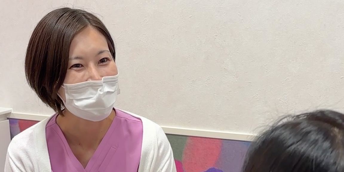 女性の薄毛の症状を確認する医師のイメージ