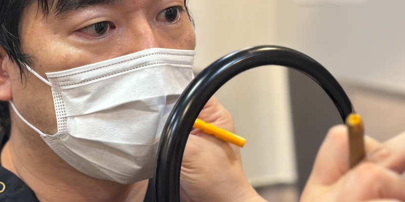 全切開法のデザインをする医師