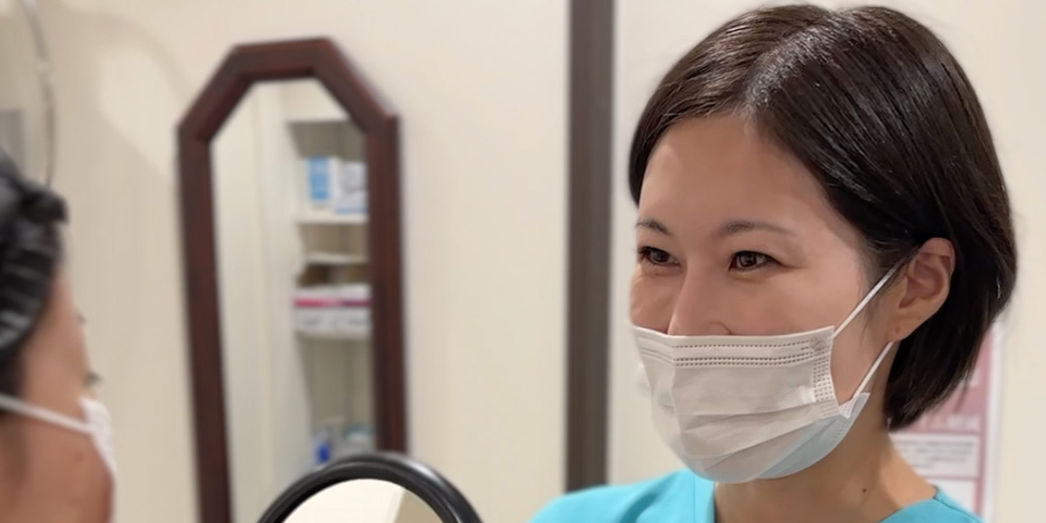 上まぶたの手術後に起こる腫れや内出血と経過を見る医師