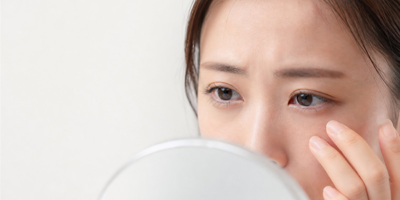 二重の具合が気になる女性イメージ