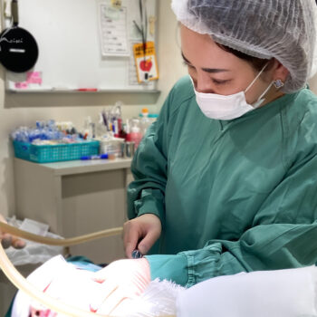 あご下脂肪吸引中の小西先生術中風景