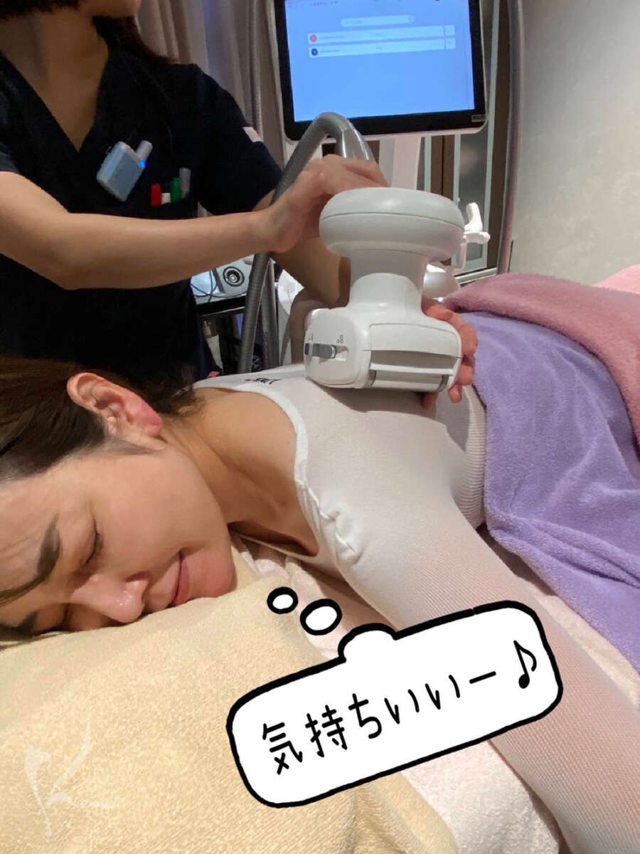 エンダモロジーCELLU M6 INFINITY®を体験する小西医師の写真