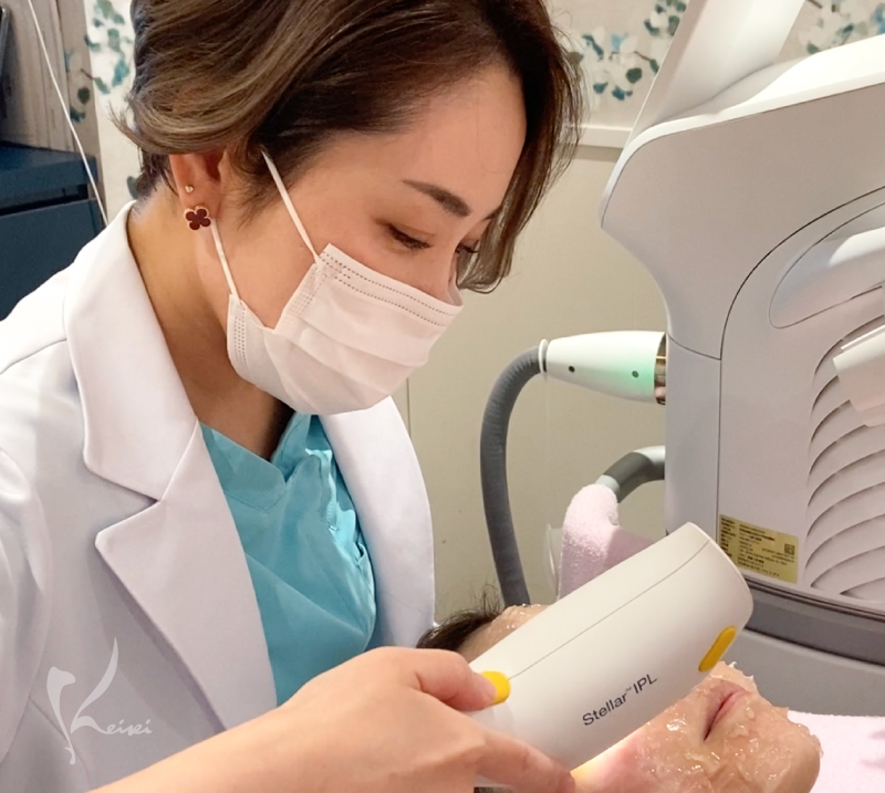 パーフェクトフォト施術中の小西医師