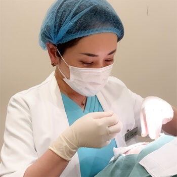 埋没手術中の小西Dr.