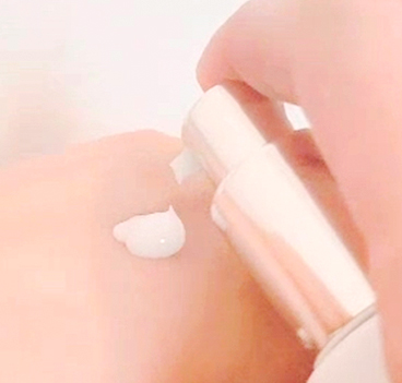 ゼオスキンシーセラムの中身を手の甲に出した画像