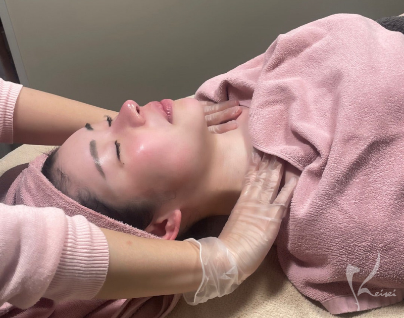 デコルテマッサージの様子