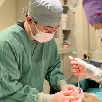 菅野医師の豊胸手術の様子